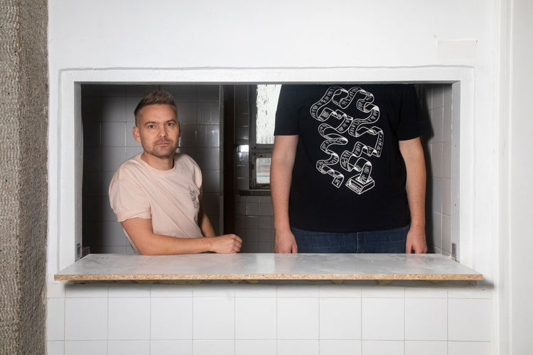 Vadul dolgozó telexgép mintás nagyméretű unisex póló (fehér, fekete, szürke)